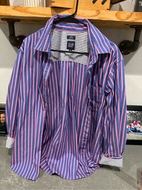 GAP Women’s Blue and Pink Striped Button-Up Shirt